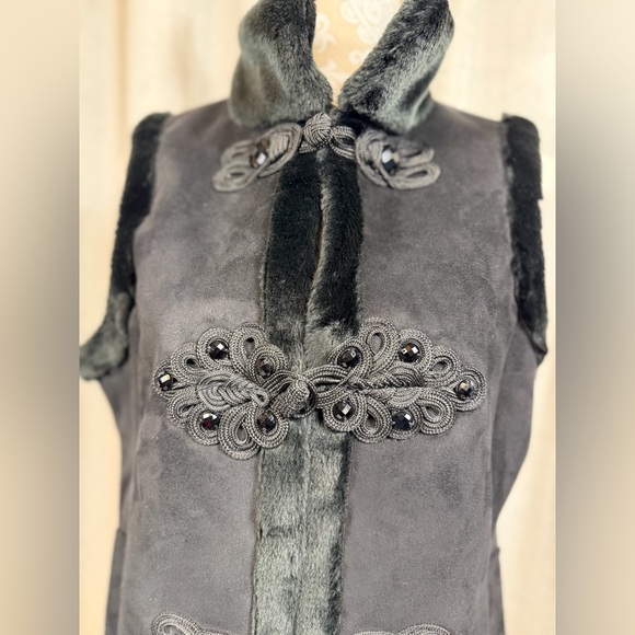 Coldwater Creek Women’s Faux Suede Vest Black Beaded Frog Toggle Closure Size M - Picture 3 of 8